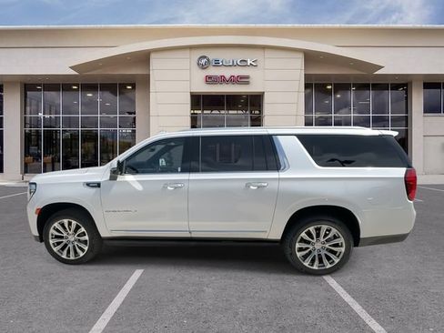 Used 2022 GMC Yukon XL Denali w/ Denali Premium Package AWD/4WD image 8