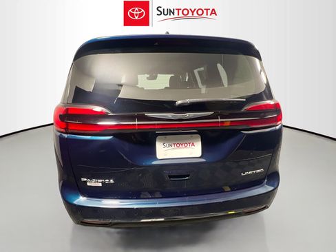 Used 2022 Chrysler Pacifica Limited image 5