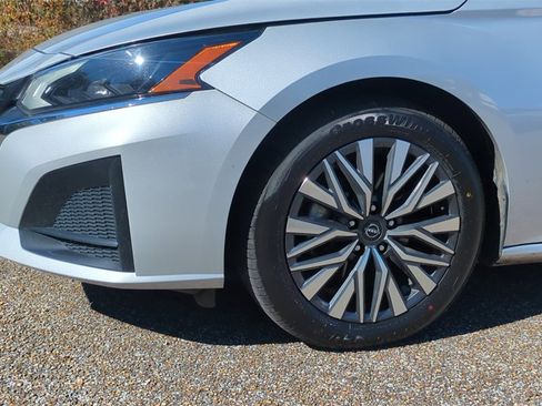 Used 2024 Nissan Altima 2.5 SV image 9