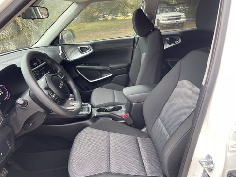 Used 2025 Kia Soul LX w/ LX Technology Package image 7