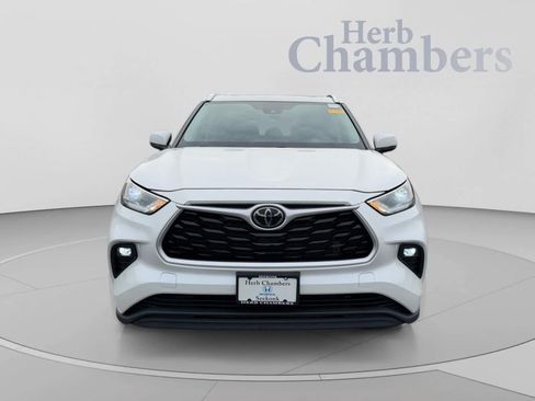 Used 2021 Toyota Highlander XLE AWD/4WD image 2