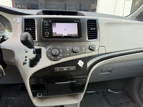 Used 2012 Toyota Sienna LE FWD image 30