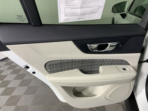 Used 2020 Volvo V60 T5 Cross Country image 24