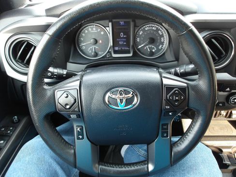 Used 2019 Toyota Tacoma TRD Off-Road AWD/4WD image 14