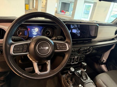 Used 2025 Jeep Wrangler Unlimited Sahara AWD/4WD image 28