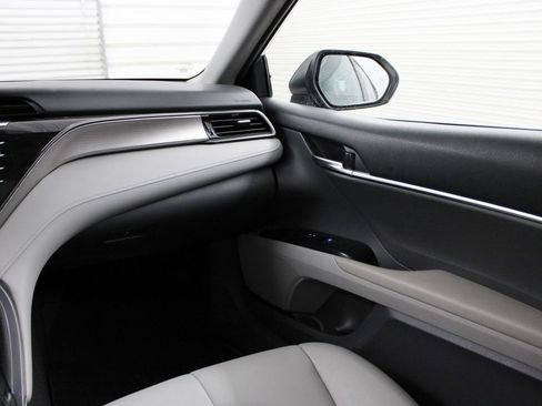 Used 2020 Toyota Camry SE w/ Sunroof Package image 22