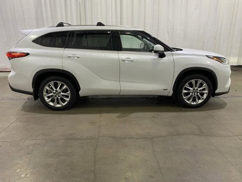 Used 2023 Toyota Highlander Limited image 2
