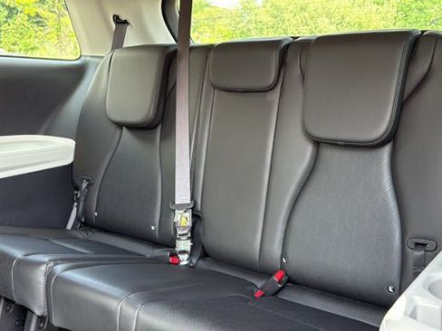 Used 2024 Kia Carnival LX FWD image 28