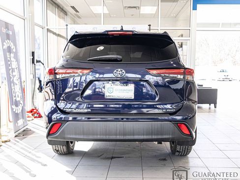 Used 2021 Toyota Highlander XLE AWD/4WD image 13