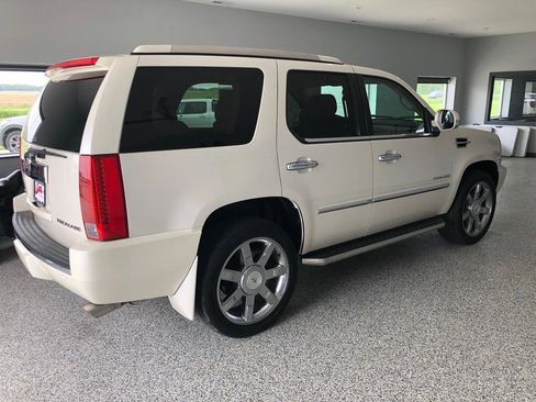 Used 2011 Cadillac Escalade Premium AWD/4WD image 4