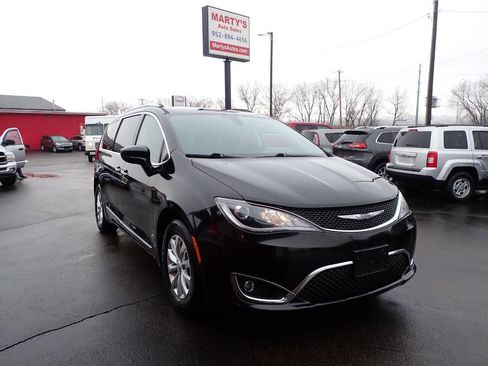 Used 2018 Chrysler Pacifica Touring-L Plus image 1