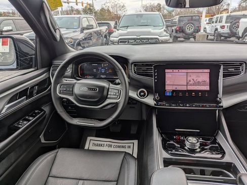Used 2025 Jeep Wagoneer Series II image 11