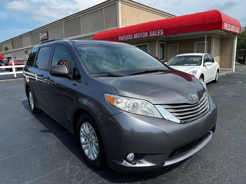 Used 2017 Toyota Sienna XLE Premium FWD image 1