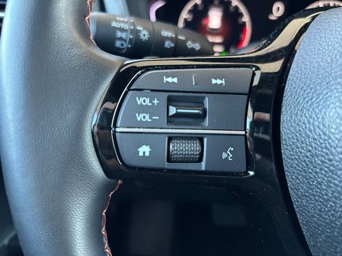 Used 2025 Honda Pilot TrailSport image 11