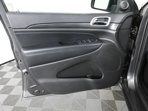 Used 2020 Jeep Grand Cherokee Laredo image 16