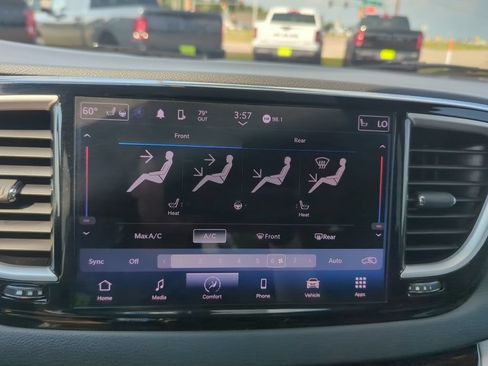 Used 2023 Chrysler Pacifica Touring-L FWD image 17