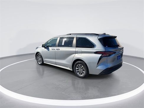Used 2021 Toyota Sienna XLE image 5