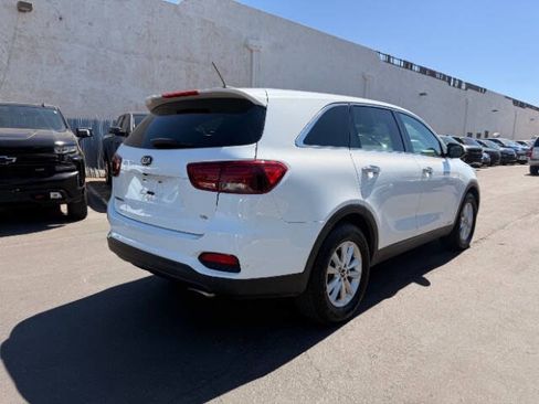 Used 2019 Kia Sorento AWD V6 image 3