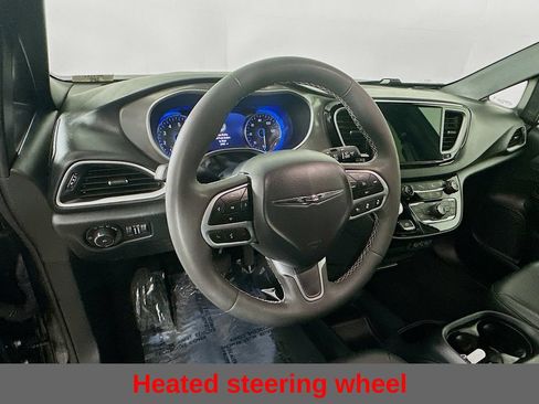 Used 2025 Chrysler Pacifica Select FWD image 17