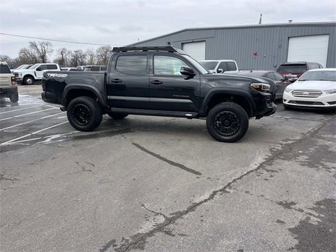 Used 2021 Toyota Tacoma TRD Off-Road image 2