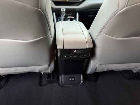 Used 2021 Toyota Highlander XLE FWD image 19