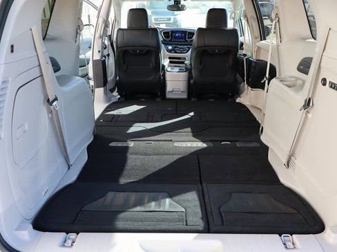 Used 2017 Chrysler Pacifica Limited image 42