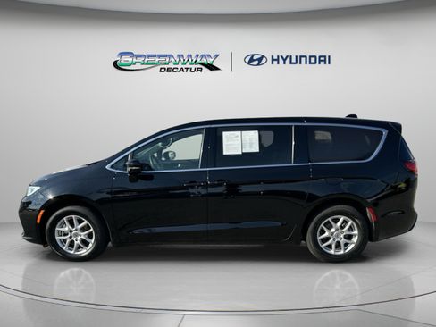 Used 2025 Chrysler Pacifica Select FWD image 5