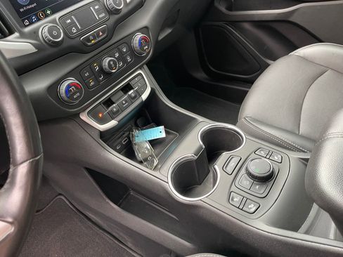 Used 2022 GMC Terrain SLT w/ Tech Package image 18