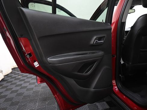 Used 2019 Chevrolet Trax LT w/ LT Convenience Package FWD image 20