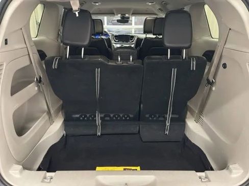 Used 2024 Chrysler Pacifica Touring-L image 13