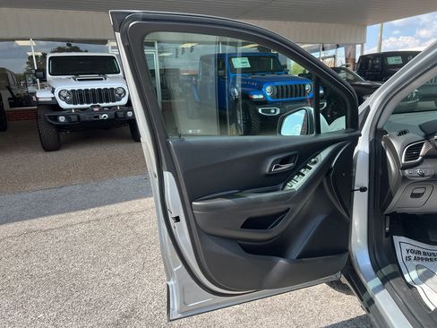 Used 2022 Chevrolet Trax LT w/ LT Convenience Package image 16