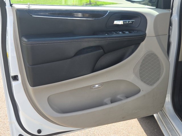 Used 2016 Chrysler Town & Country Touring FWD image 25