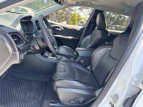 Used 2022 Jeep Cherokee Trailhawk w/ Premium Leather Package AWD/4WD image 7