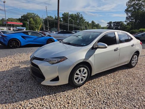 Used 2017 Toyota Corolla XLE FWD image 2