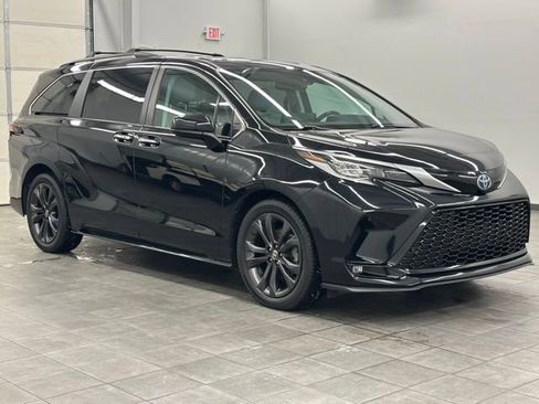 Used 2021 Toyota Sienna XSE w/ XSE Plus Package image 1