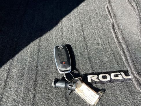 Used 2025 Nissan Rogue SV image 21