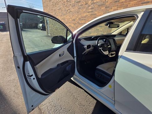Used 2018 Toyota Prius Four w/ Advanced Technology Package image 19