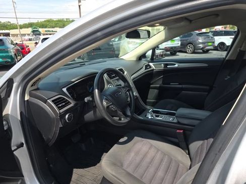 Used 2017 Ford Fusion SE FWD image 14