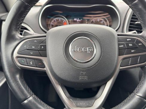 Used 2019 Jeep Cherokee Latitude Plus image 18