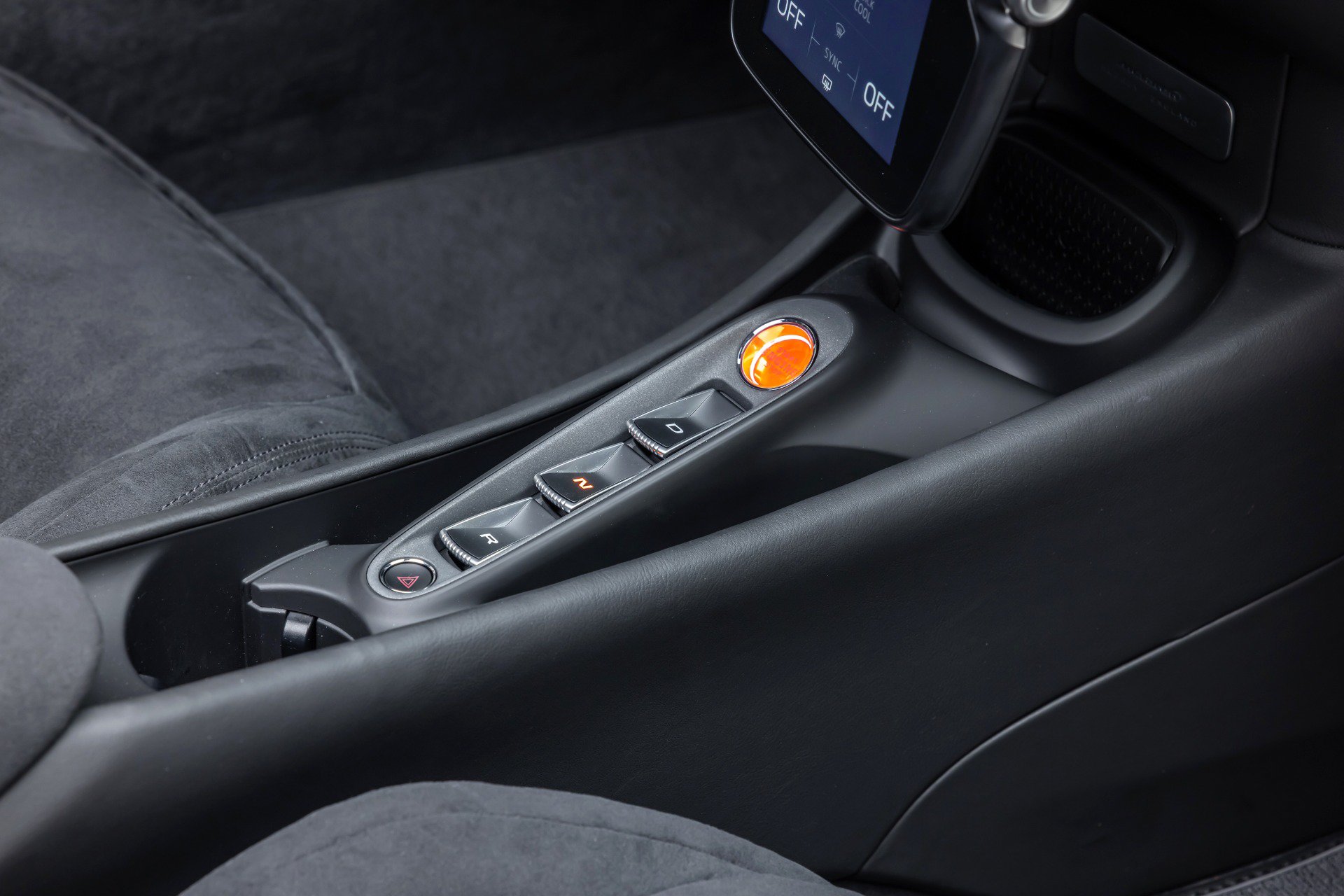 Used 2025 McLaren Artura Spider RWD image 49