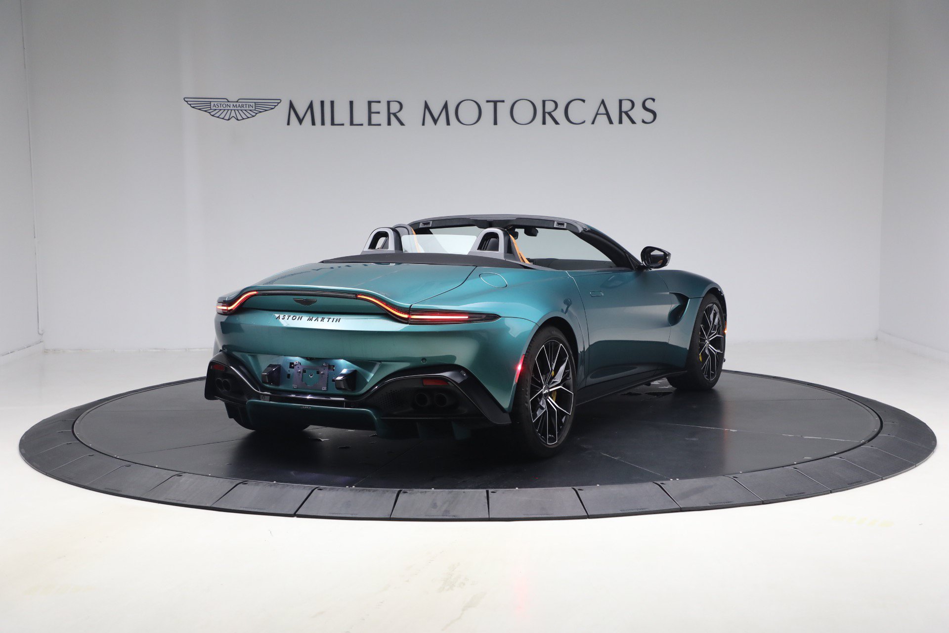 Used 2023 Aston Martin V8 Vantage Roadster RWD image 7