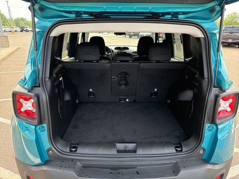 Used 2022 Jeep Renegade Latitude w/ Convenience Group AWD/4WD image 10
