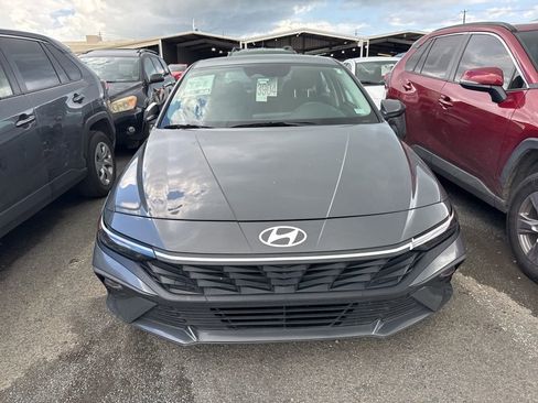 Used 2024 Hyundai Elantra SE FWD image 2