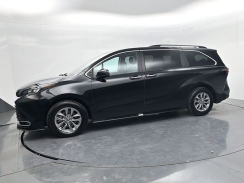 Used 2024 Toyota Sienna XLE image 4
