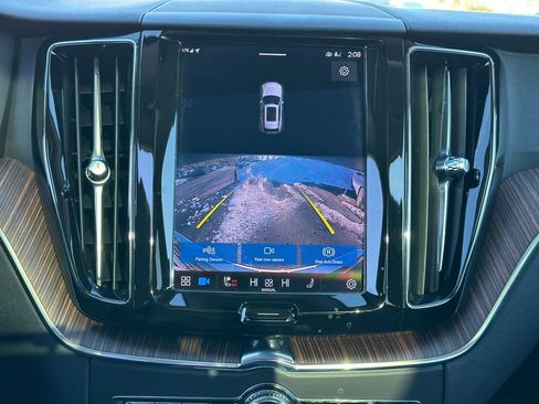 Used 2022 Volvo XC60 B5 Momentum w/ Climate Package image 22