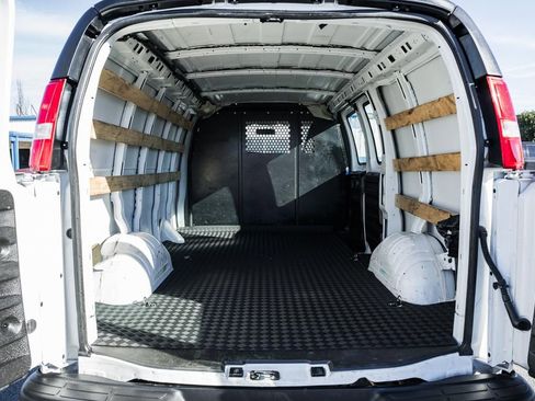 Used 2024 GMC Savana 2500 w/ Driver Convenience Package image 10