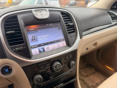 Used 2011 Chrysler 300 Limited image 29