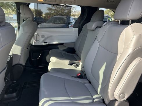 Used 2025 Toyota Sienna XLE w/ XLE Plus Package image 18