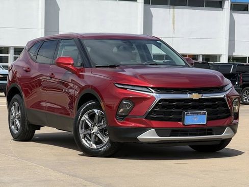 Used 2025 Chevrolet Blazer LT AWD/4WD image 2