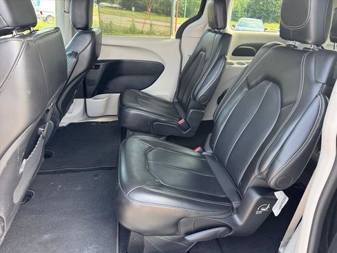 Used 2024 Chrysler Pacifica Touring-L FWD image 9